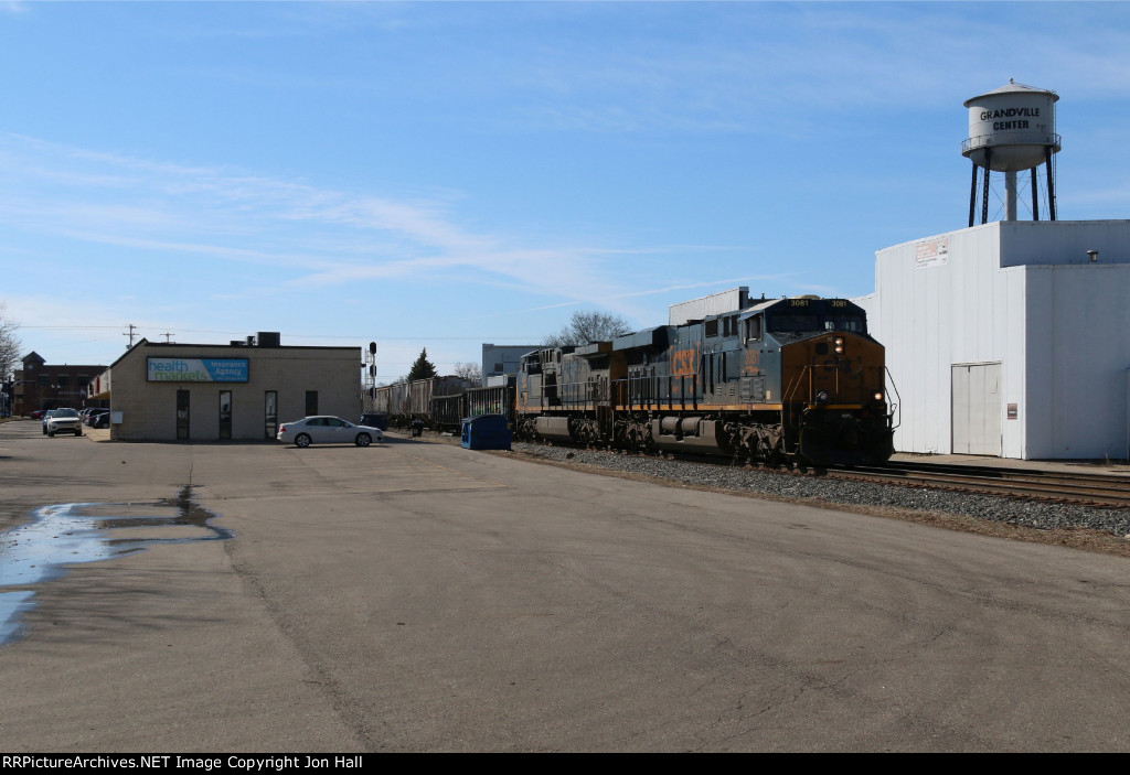 Under the afternoon sun, Q326 comes through Grandville on its last lap toward Wyoming Yard
